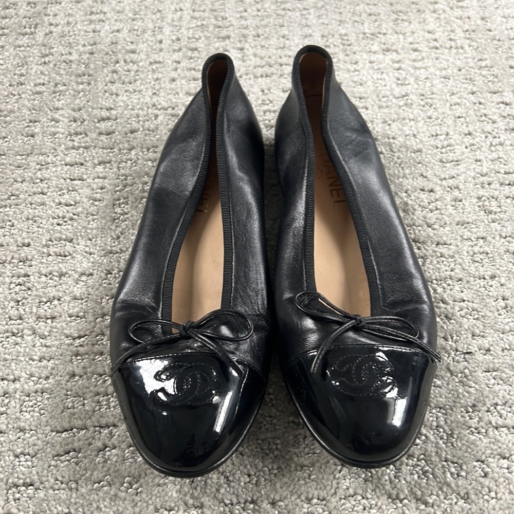 Chanel Black leather Ballet flats